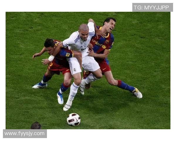 足球明星驼背现象解析及相关图片展示